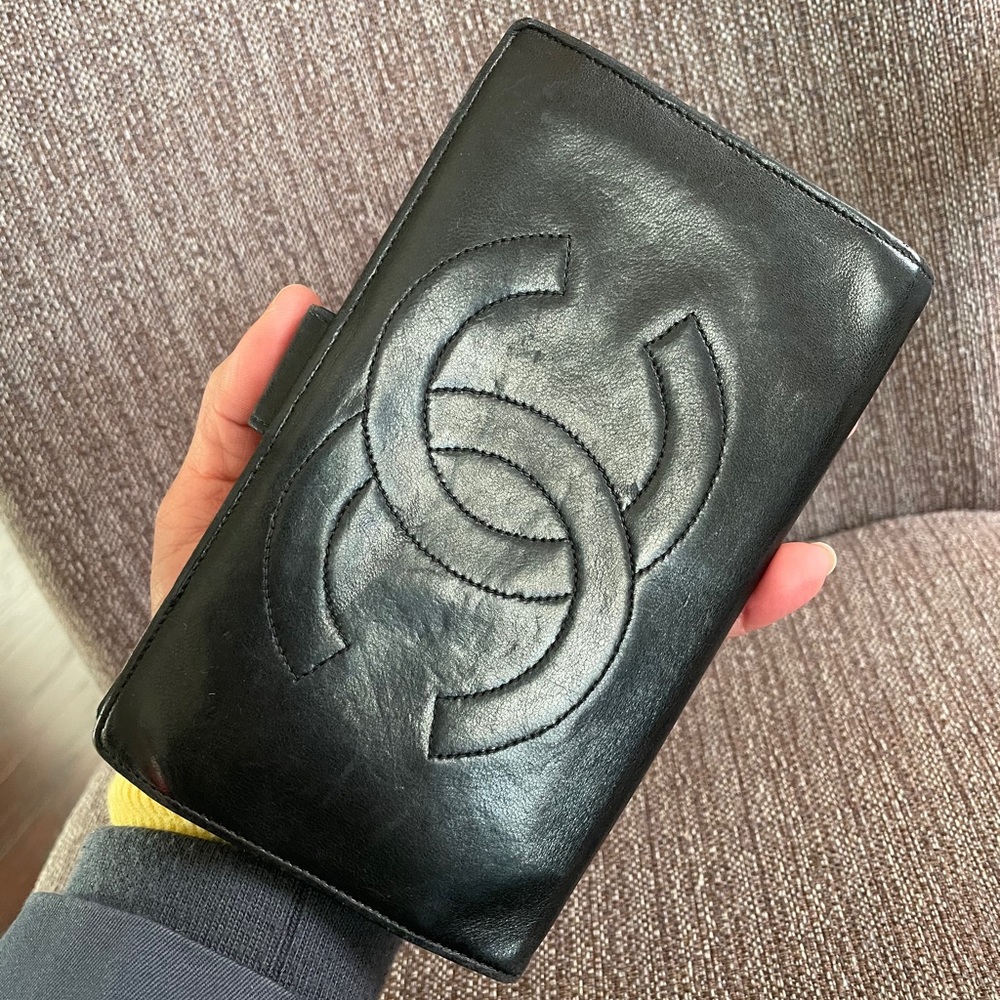 🏴 Authentic Chanel wallet